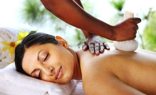 Kerala Ayurvedic Detox Massage Done by Women to Men